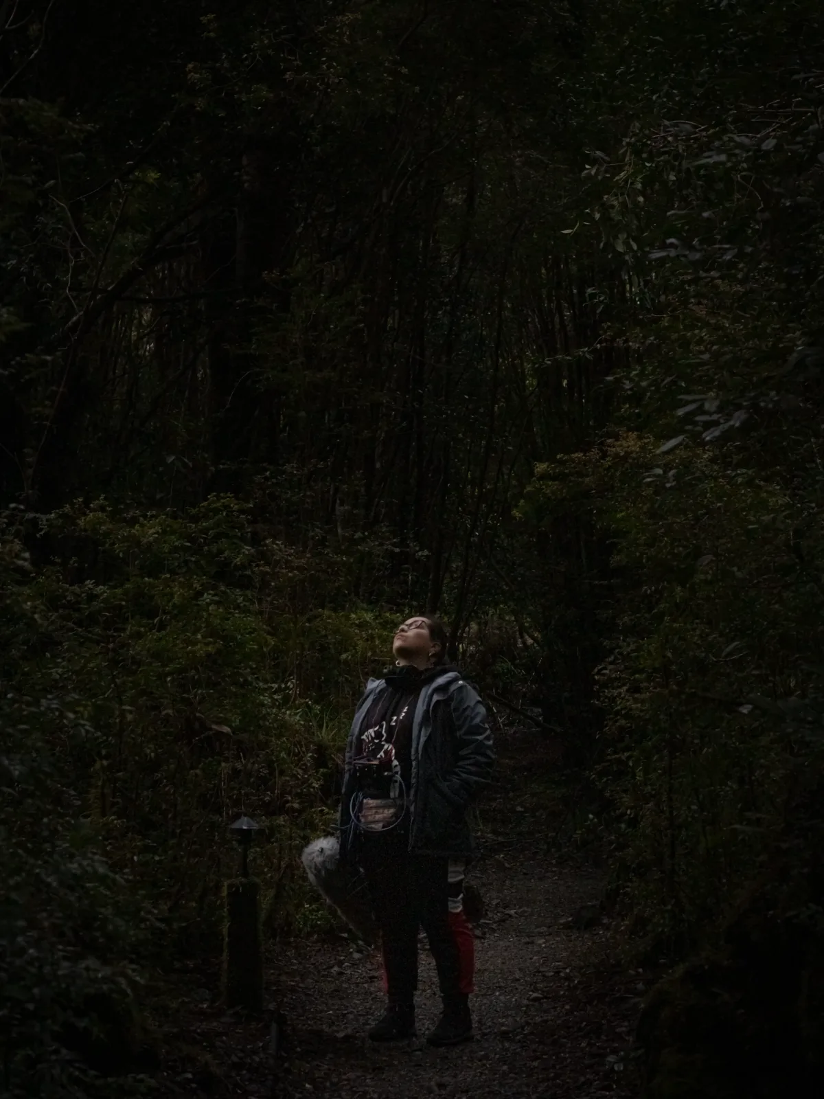 Cynthia, fundadora de Nyar Producciones, trabajando en una producción de audio en Concepción, Chile